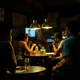 Telão de restaurante invadido