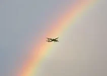 avião 'atravessando' arco-íris