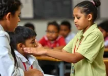 aluna surda inspira colegas e professores a aprenderem Libras