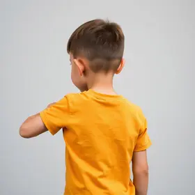 menino com escoliose